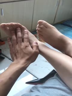 难得一见的清纯又骚气的反差婊,各种场合调教她,玩各种轻度SM美腿丝袜足交等21-天仙视频,您的私人AV影院